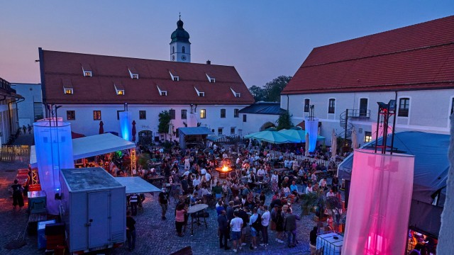 Promi-Tipps für München und Bayern: Abendstimmung im Ebersberger Klosterbauhof: Bis Ende Juli gibt es dort das zweiwöchige, kostenlose Festival "Kulturfeuer 2022" mit Konzerten und Gastronomie.