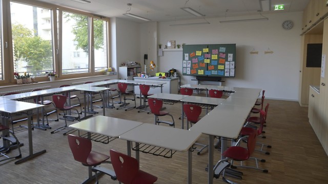 Baumängel: Gurte sollen bis auf weiteres verhindern, dass die Fenster in den Klassenzimmern zu weit gekippt werden.