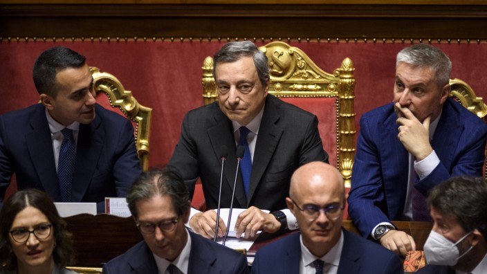 Italien: Wirft er hin? Oder macht er weiter? Italiens Premierminister Mario Draghi (M.).