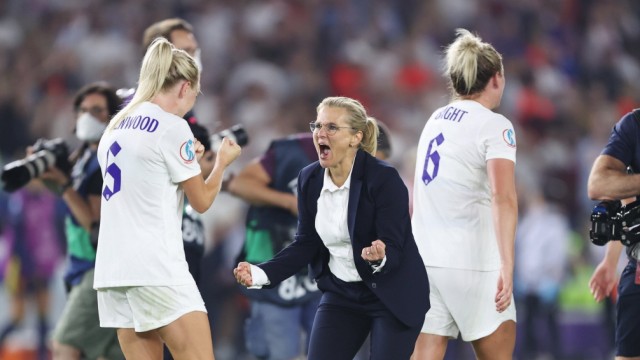 Viertelfinale der Fußball-EM: Pure Erleichterung: Nationaltrainerin Sarina Wiegman (Mitte) bleibt mit England bei der Heim-EM dabei.