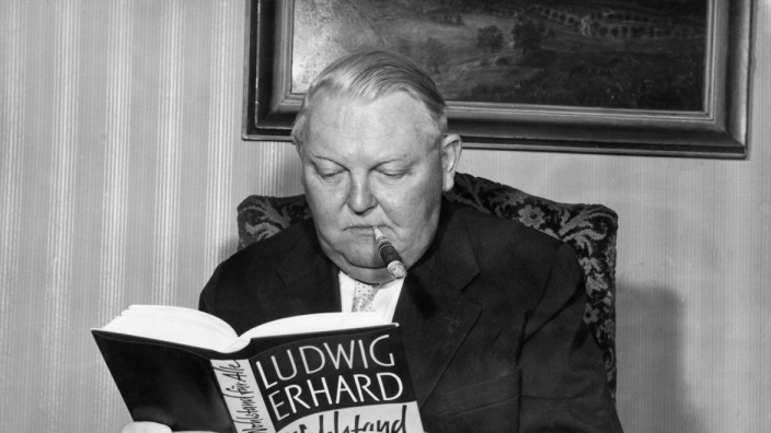 Lebenslagen: Ein Wirtschaftsminister und sein Versprechen: Ludwig Erhard mit seinem Buch "Wohlstand für alle", vor 65 Jahren.