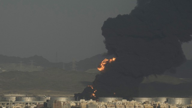 Sportswashing in Saudi-Arabien: Eine Rauchwolke steigt im vergangenen März von einem Öllager in der Nähe der F1-Rennstrecke von Dschidda auf, in Brand gesteckt durch eine von jemenitischen Huthi-Rebellen abgefeuerten Rakete. Saudi-Arabien unterstützt im Nachbarland Regierungseinheiten, die die aufständischen Rebellen bekämpfen.