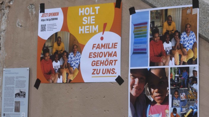 Asylpolitik: Bei einer Demonstration am Rathaus in Dachau rufen Plakate zum Rückholen der Familie aus Nigeria auf.