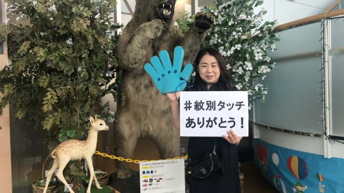Japan: Die Hoteldirektorin Yuki Tanaka empfängt die Vielflieger mit einer großen blauen Hand.