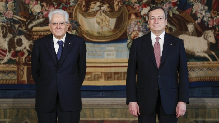Regierungskrise in Italien: Italiens Staatspräsident Sergio Mattarella (links) hat den Weg frei gemacht für Neuwahlen, Ministerpräsident Mario Draghi bleibt nur kommissarisch im Amt. Hier beide im Präsidentenpalast Quirinale.