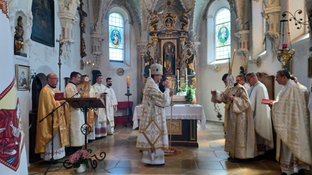 Fürstenfeldbruck: Bischof Bohdan Dzyurakh, Exarch für die Ukrainer des byzantinischen Ritus in Deutschland und Skandinavien, während einer Messe in der Kirche Sankt Sebastian in Puch.