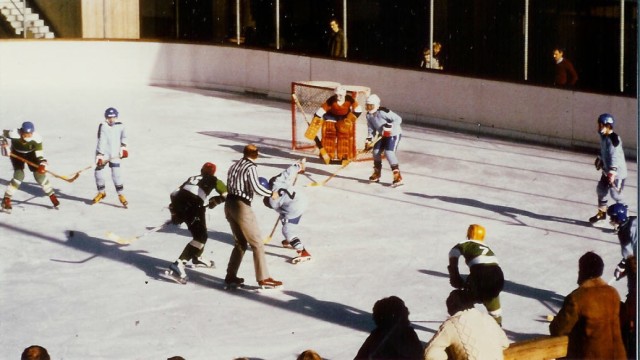 Eissport: Kurz nach dem Stadionbau: Ein Eishockeyspiel am Haidgraben in den späten Siebzigerjahren.