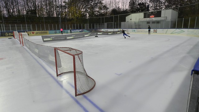 Eissport: Idee mit Signalwirkung: Während der Hochphase der Pandemie durften die Eissportler im Stadion in markierten Sektoren trainieren.