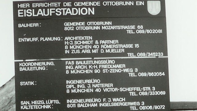 Eissport: Planungsstart 1974, Eröffnung 1978: Die Bautafel für das Ottobrunner Eisstadion.
