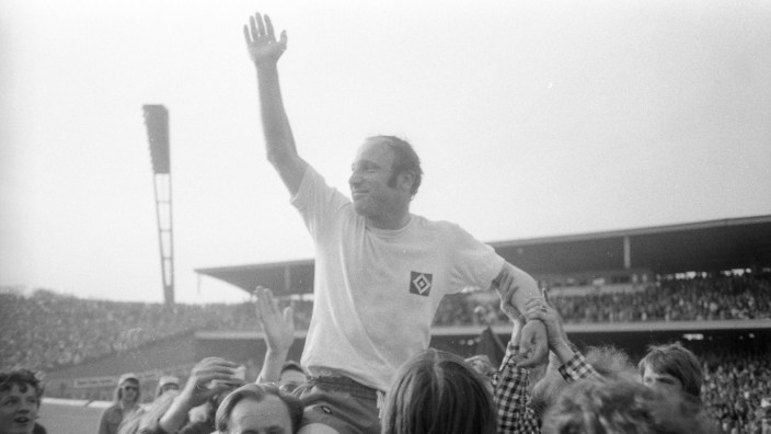 Zum Tod von Uwe Seeler: Manchmal lassen sich auch Riesen auf Schultern tragen: Uwe Seeler bei seinem Abschiedsspiel 1972 in Hamburg.