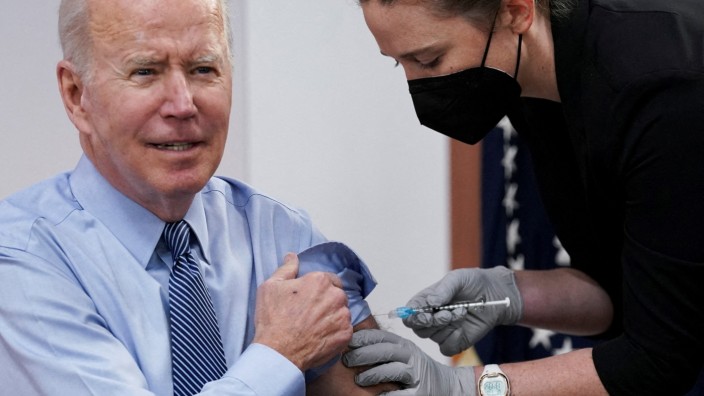 Pandemie in den USA: Präsident Joe Biden bei seiner zweiten Booster-Impfung im März
