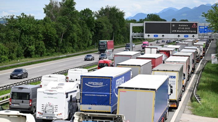 Inntal: Wegen der Blockabfertigung in Österreich stehen Lastwagen kilometerlang im Stau.