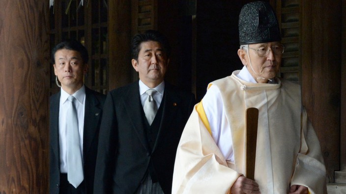 Japan: Shinzo Abe bei seinem Besuch des umstrittenen Yasukuni-Schreins in Tokio im Dezember 2013.
