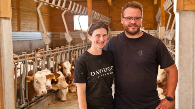 Bauernverband Ebersberg: Katharina und Matthias Vodermeier haben sich 2016 entschieden, den Betrieb zu übernehmen. Um die Tiere kümmern sie sich gemeinsam.