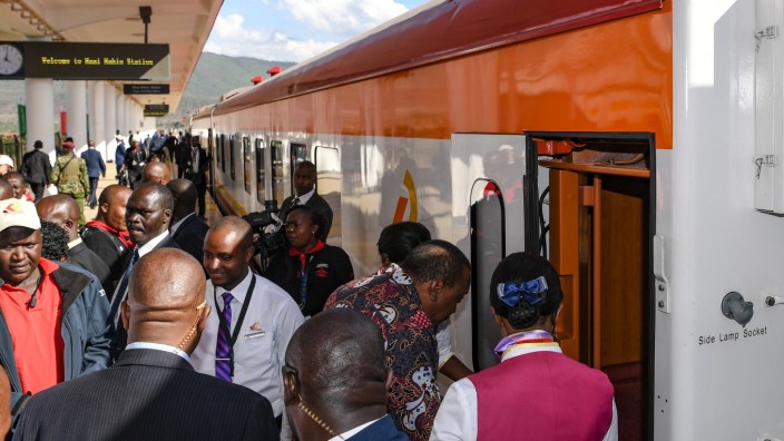 Ghana: Auch in anderen afrikanischen Ländern wird wieder in die Schiene investiert, etwa in Kenia weihte Präsident Uhuru Kenyatta 2019 eine Strecke ein.
