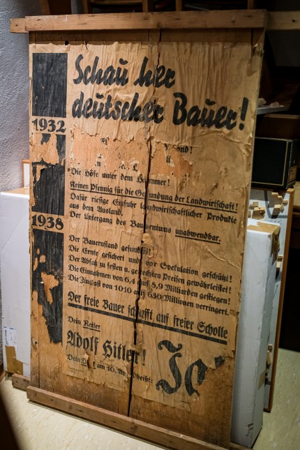 Ortsgedächtnis: SZ-Serie: An die Landwirte richtet sich das Wahlplakat der letzten Reichstagswahl vom 10. April 1938, das samt Holztafel einen Platz im Gemeindearchiv Maisach hat.