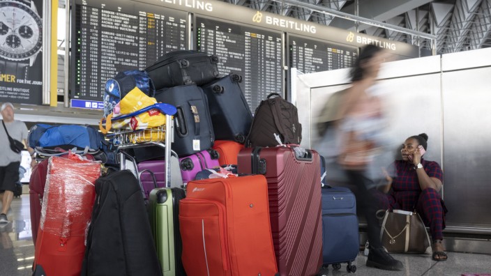 Flughafen Frankfurt: Großes Gepäck: Eine Frau wartet in Frankfurt auf ihren Flug nach Ghana.