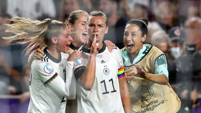 DFB-Kapitänin Alexandra Popp: Kein Grund, leise zu sein: Alexandra Popp (Mitte) hat bisher in jedem EM-Spiel getroffen.