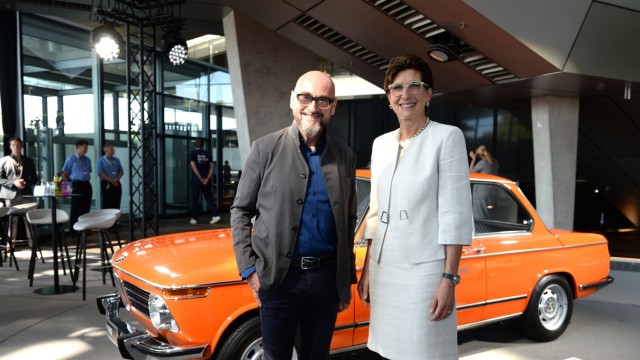München: BMW-Vorstandsmitglied Ilka Horstmeier (mit Eventmanager Jochen Schweizer) sieht das Hochhaus als "Symbol der Zukunft".
