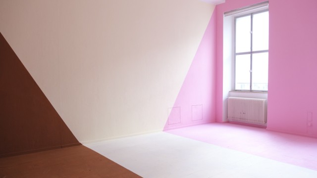 Jahresausstellung der Münchner Kunstakademie: Für die Jahresausstellung präsentierte die Klasse Hildebrandt ihre Räume in den Fürst-Pückler-Eis-Farben braun-weiß-rosa. In einem Raum hingen die Werke der Studierenden, der andere blieb leer.