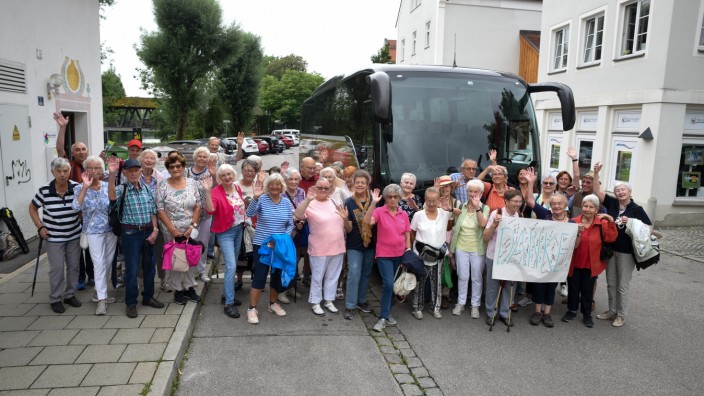 SZ-Adventskalender: Die Teilnehmer der ersten Senioren-Busfahrt von "Bürger für Bürger" vor der Abfahrt in Wolfratshausen.