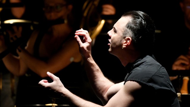 Salzburger Festspiele: Teodor Currentzis ist ein gefeierter Dirigent. Dass sein Ensemble von einer russischen Bank unterstützt wird, stößt allerdings auf Kritik.