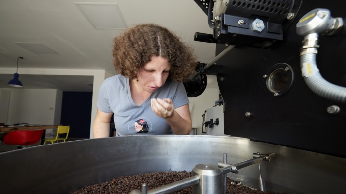 Neueröffnung im Gewerbegebiet: Franziska Bock prüft die Kaffeebohnen in der großen Rosttrommel.
