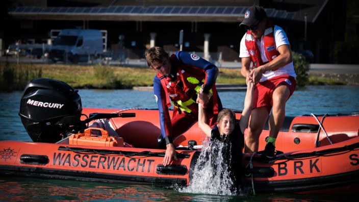 Sport in München: Die Bergung gekenterter Ruderer ist das Szenario einer Übung der Wasserwacht an der Regattastrecke.