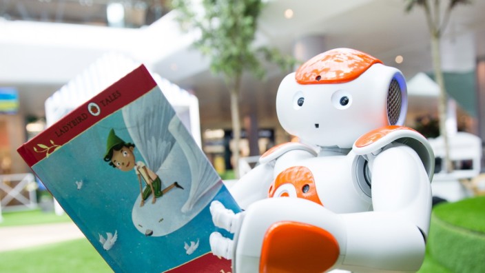 Netzkolumne: Ungelöste Probleme: KI-Roboter bei einem interaktiven KI-Storytelling-Kinderfest in London 2016.