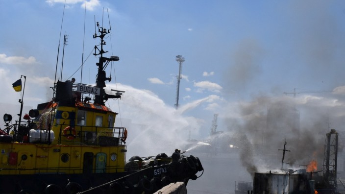 Angriff auf Hafen von Odessa: Feuerwehrleute im Hafen von Odessa, kurz nachdem am Samstag eine Rakete dort einschlug.