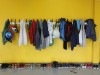Schule Jacken und Taschen haenger an einer Garderobe in einer Berliner Grundschule, Schuhe stehen am Boden. Berlin Berli