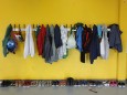 Schule Jacken und Taschen haenger an einer Garderobe in einer Berliner Grundschule, Schuhe stehen am Boden. Berlin Berli