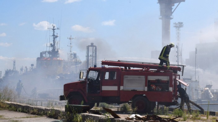 Krieg in der Ukraine: Ein Bild, das die Stadtverwaltung Odessa auf dem Messengerdienst Telegram veröffentlicht hat, soll zeigen, wie Feuerwehrleute nach dem russischen Raketenbeschuss am Samstag versuchen, Feuer auf einem Schiff zu löschen.