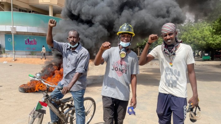 Sudan: Während der Demonstranten gegen die Militärregierung im Sudan in der vergangenen Woche in der Hauptstadt Khartum wurden auch Autoreifen angezündet.