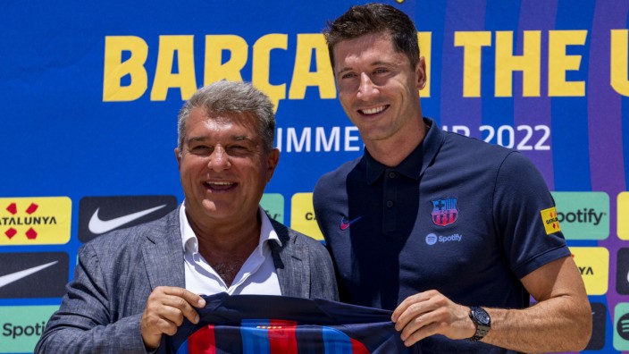 Transfers des FC Barcelona: Stolzes Posieren: Robert Lewandowski und Barça-Präsident Joan Laporta.