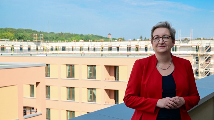 Bundesregierung: Klara Geywitz (SPD), Bundesministerin für Bau und Wohnen, besucht die Baustelle des Neubauprojektes Heinrich-Mann-Allee des städtischen Wohnungsbau-Unternehmens Pro Potsdam.