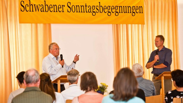 Ebersberger Forst: Hubert Weiger, Bund Naturschutz-Ehrenvorsitzender, diskutiert mit dem Forstwissenschaftler an der Hochschule in Weihenstephan Volker Zahner über die Zukunft des Waldes.