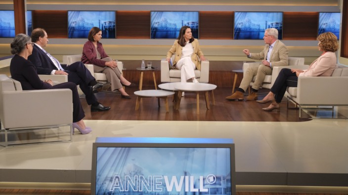 "Anne Will": "Anne Will" macht nun Sommerpause. Man hat da so einen Verdacht, welches Thema sie danach besprechen wird.