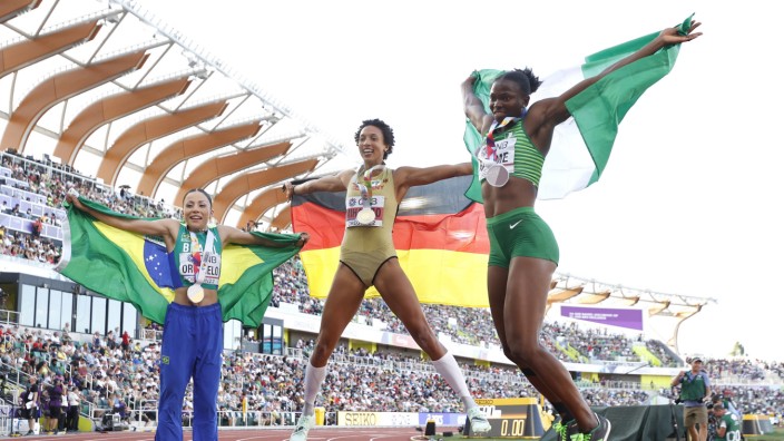Leichtathletik-WM: Kann nicht nur weit, sondern auch hoch springen: Malaika Mihambo feiert nach ihrem WM-Sieg mit der zweitplatzierten Nigerianerin Ese Brume (rechts) und der Bronzemedaillen-Gewinnerin Leticia Oro Melo aus Brasilien (links).