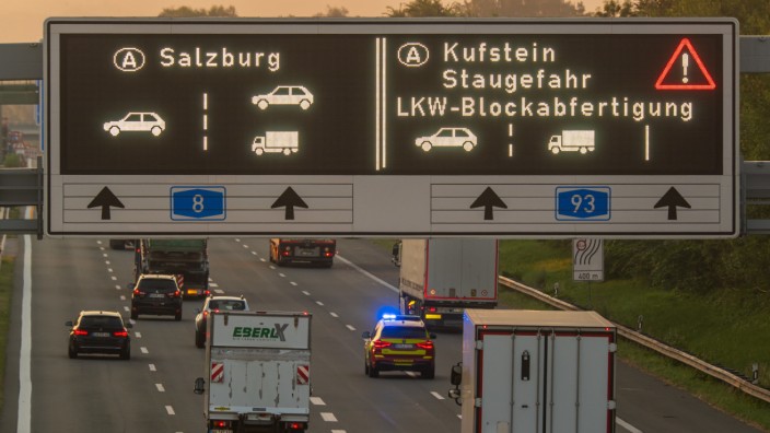 Verkehrspolitik: Am 25. Juli war erstmalig die Abfahrt des Transit-Schwerlastverkehrs von den Autobahnen A8 und A93 zur Umgehung des Staus an der deutsch-österreichischen Grenze verboten worden.