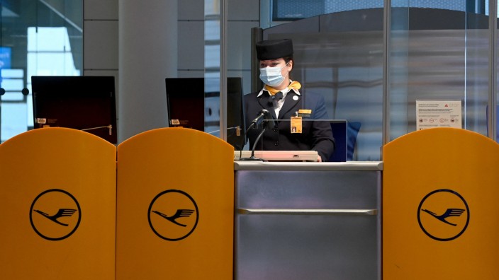 Flugverkehr: Eine Lufthansa-Mitarbeiterin am Schalter. Verdi ruft die Beschäftigten des Bodenpersonals zu einem Warnstreik auf.