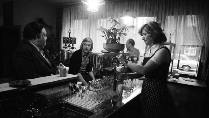 Literatur und Klassenkampf: Wir sehen diese Männer ihrer Klasse verlieren, aber zwischendurch trinken wir viele Bierchen mit ihnen: Alltag in der Kneipe 1977, hier in Dortmund.