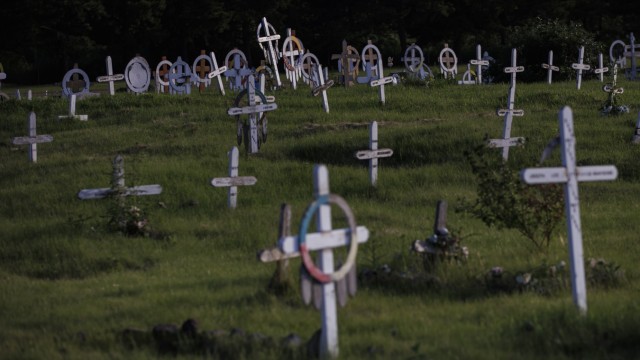 Katholische Kirche: Gräber auf dem Ermineskin-Friedhof in Maskwacis.