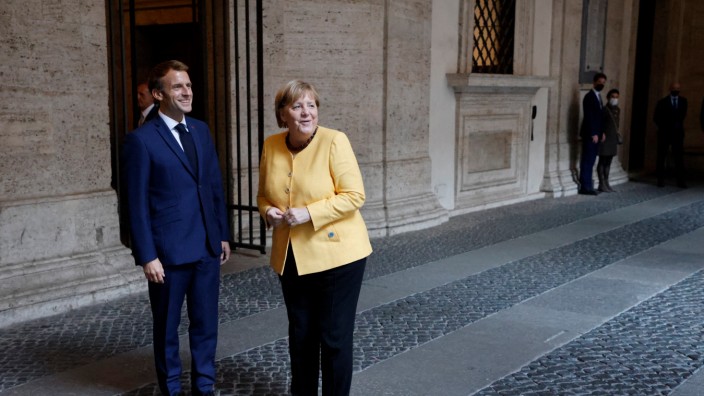 Corona-Wiederaufbaufonds: Ein EU-Fonds gegen die Folgen von Corona? Das war die Idee von Frankreichs Präsident Emmanuel Macron und der früheren Kanzlerin Angela Merkel, hier beim G-20-Treffen in Rom Ende Oktober 2021.