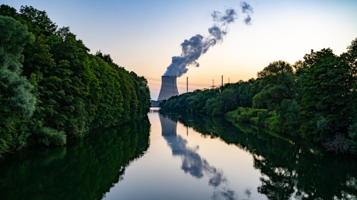 Energieversorgung: Wasserdampf steigt aus dem Kühlturm des Atomkraftwerks Isar 2.