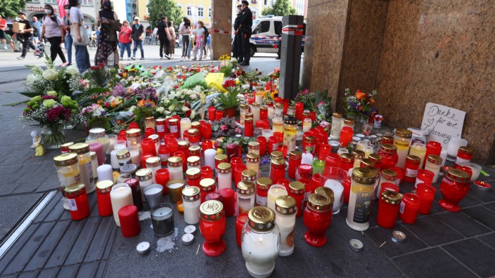 Unterfranken: Blumen und Kerzen vor einem geschlossenen und abgesperrten Kaufhaus in der Würzburger Innenstadt nach der Messerattacke.