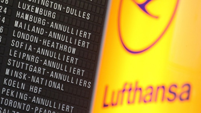 Streik bei der Lufthansa: Flug annulliert - das dürfte am Freitag zahlreiche Passagiere der Lufthansa treffen: Die Piloten sind zum Warnstreik aufgerufen.