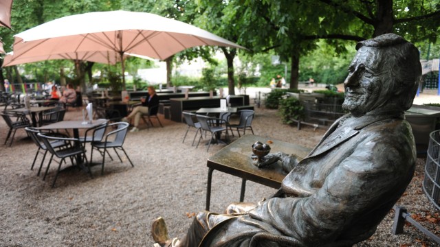 Promi-Tipps für München und Bayern: Helmut Fischers Stammcafé war das "Münchner Freiheit" auf dem gleichnamigen Platz in Schwabing. Ein Denkmal dort erinnert an den Schauspieler.