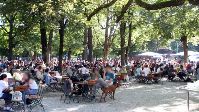 Promi-Tipps für München und Bayern: In der Hitze suchen Biergartenbesucher vorwiegend schattige Plätze unter Bäumen oder Sonnenschirmen im "Königlichen Hirschgarten".