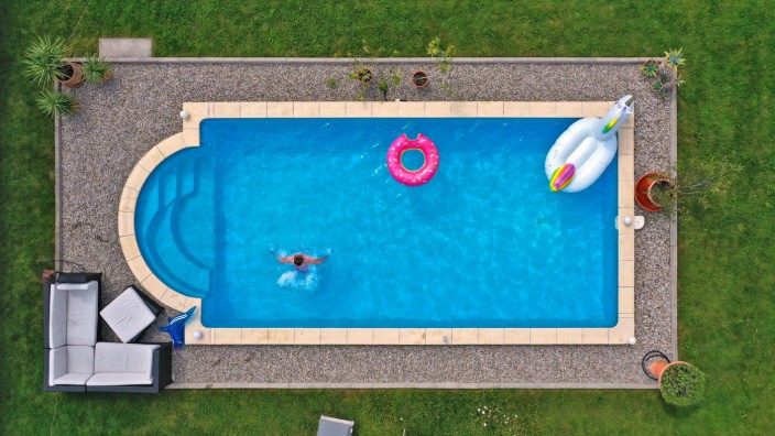 Private Pools: Mein Haus, mein Garten, mein Pool: In der Corona-Pandemie haben sich viele Deutsche ein Schwimmbecken hinters Haus gebaut.
